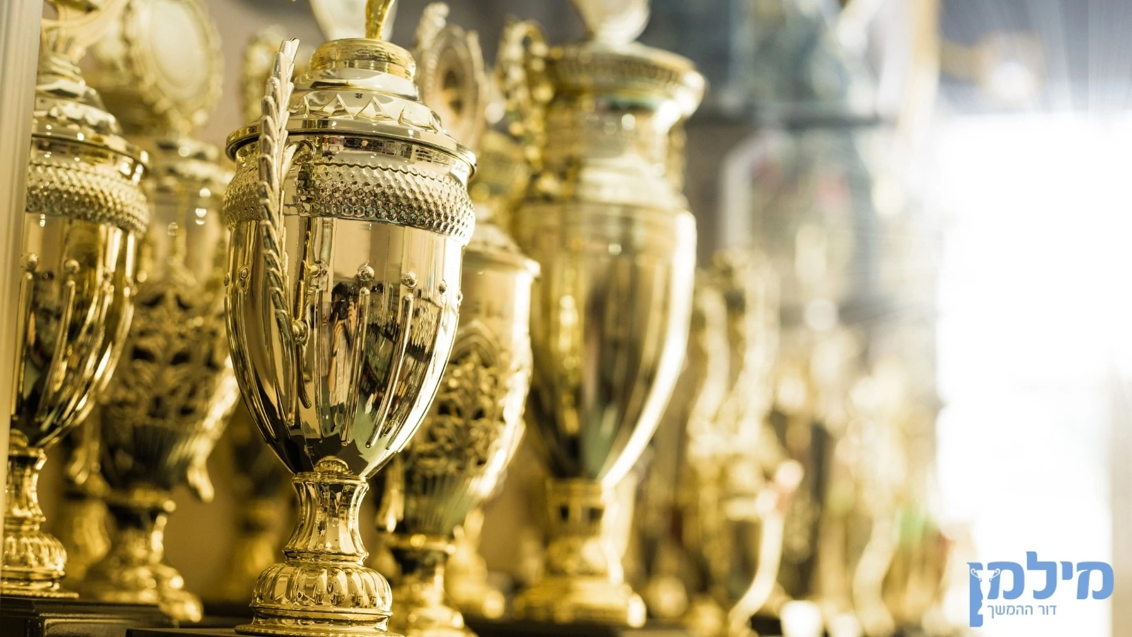 חריטה ממוחשבת על גבי גביעים ומדליות