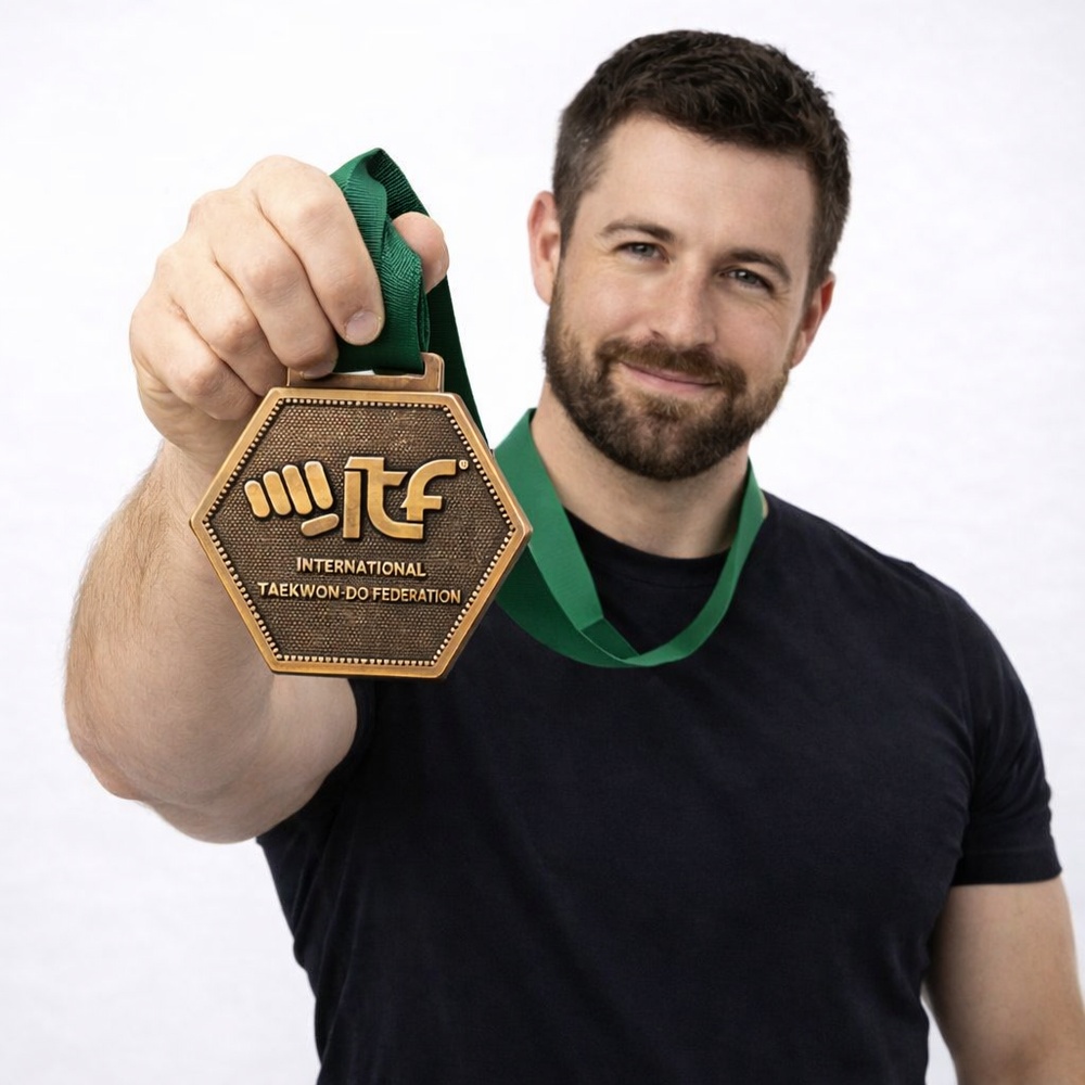 אדם עונד סרט עם מדליה בעיצוב אישי ומציג אותה