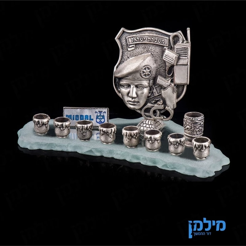 חנוכייה שוטר ואזיקים