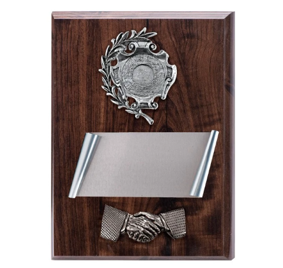 מגן עץ עם תבליטי מתכת ביציקה