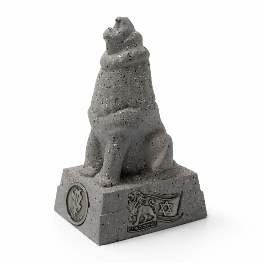 פסלון תל חי עם סמלים שאגת הארי, חרבות ברזל ועם כלביא