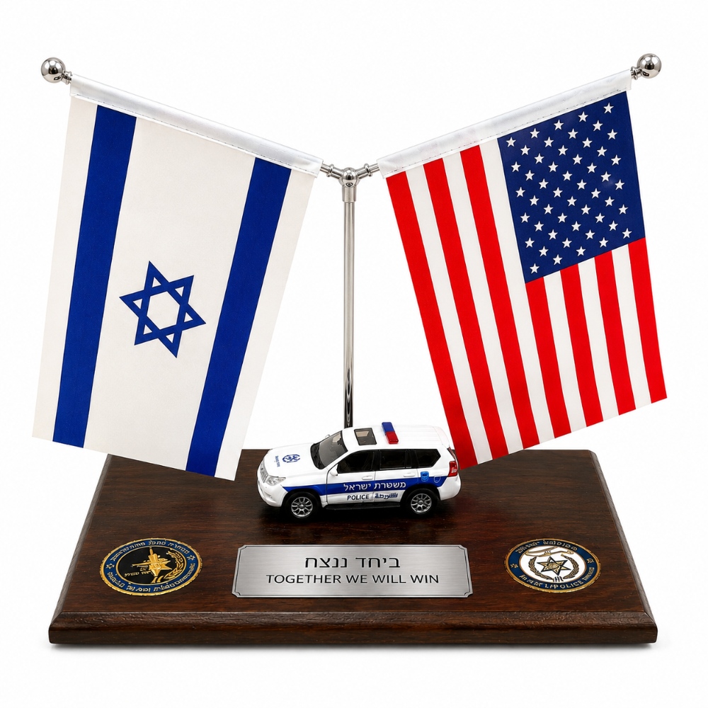 מעמד הוקרה ייצוגי עם דגם ניידת משטרה ודגלים